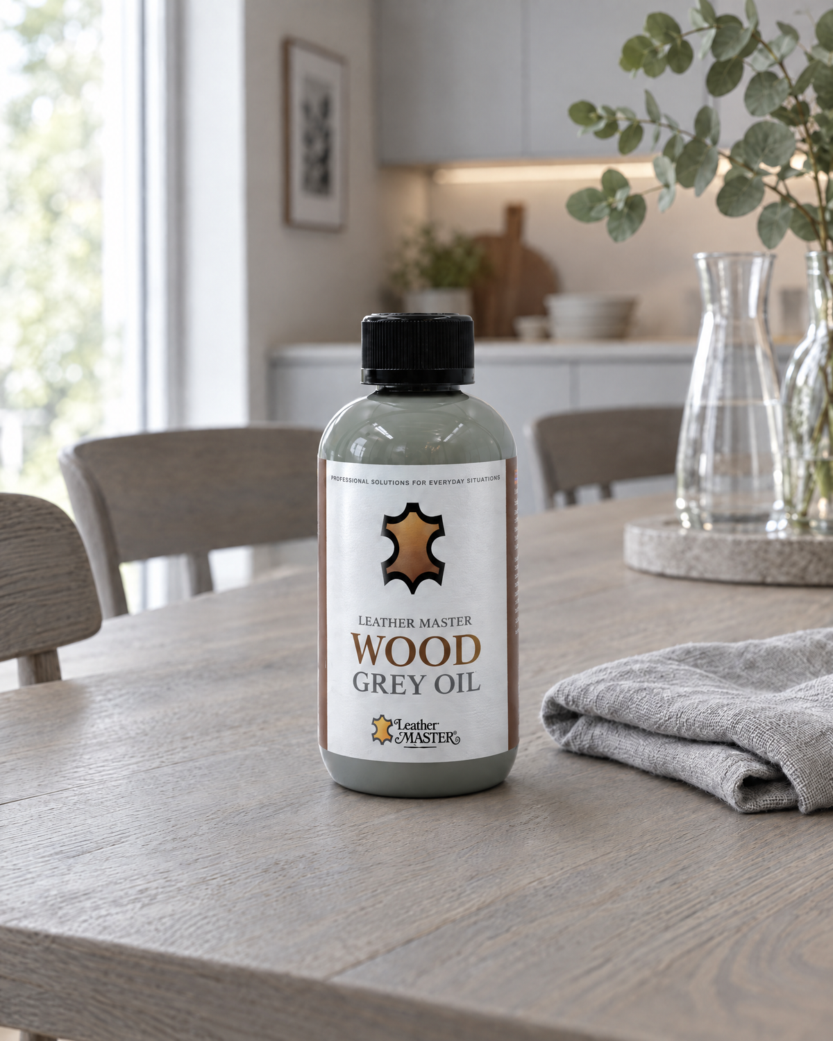 Wood Grey Oil på ett grått ekbord i ett ljust kök