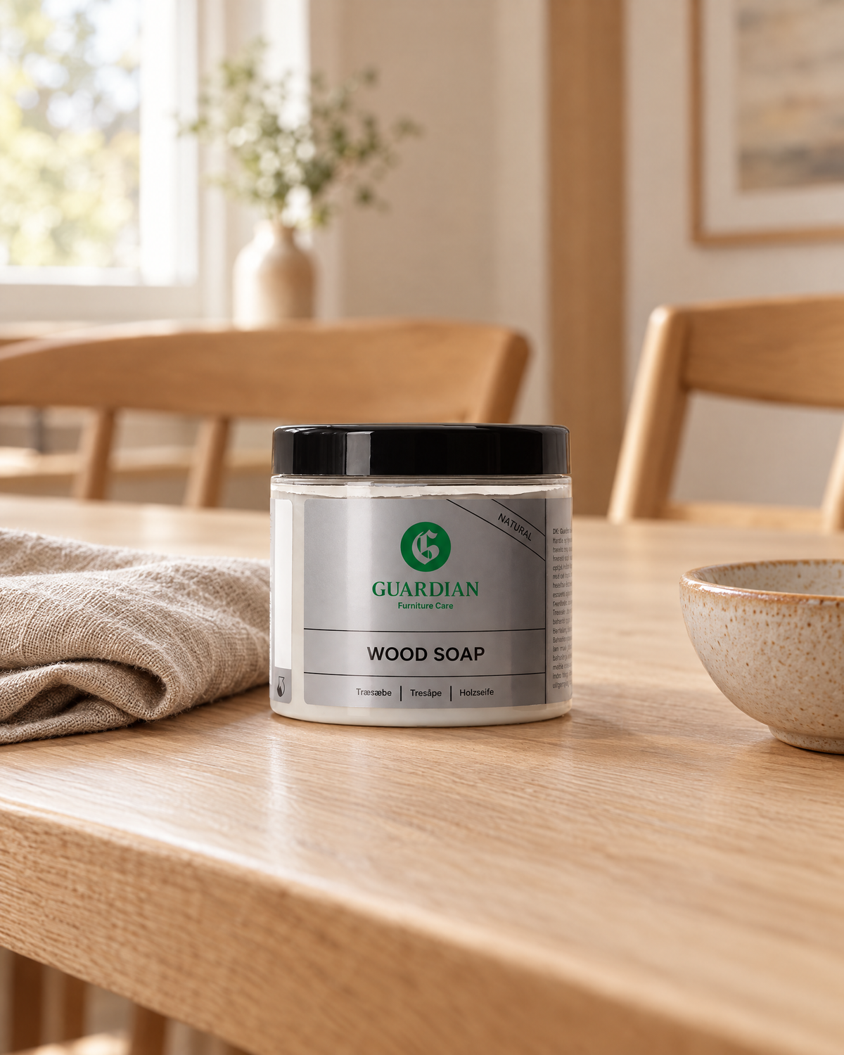 Guardian Wood Soap på ett såpat ekbord